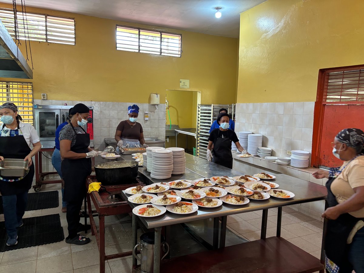 Kitchen staff plating meals in the Futuro Vivo kitchen
