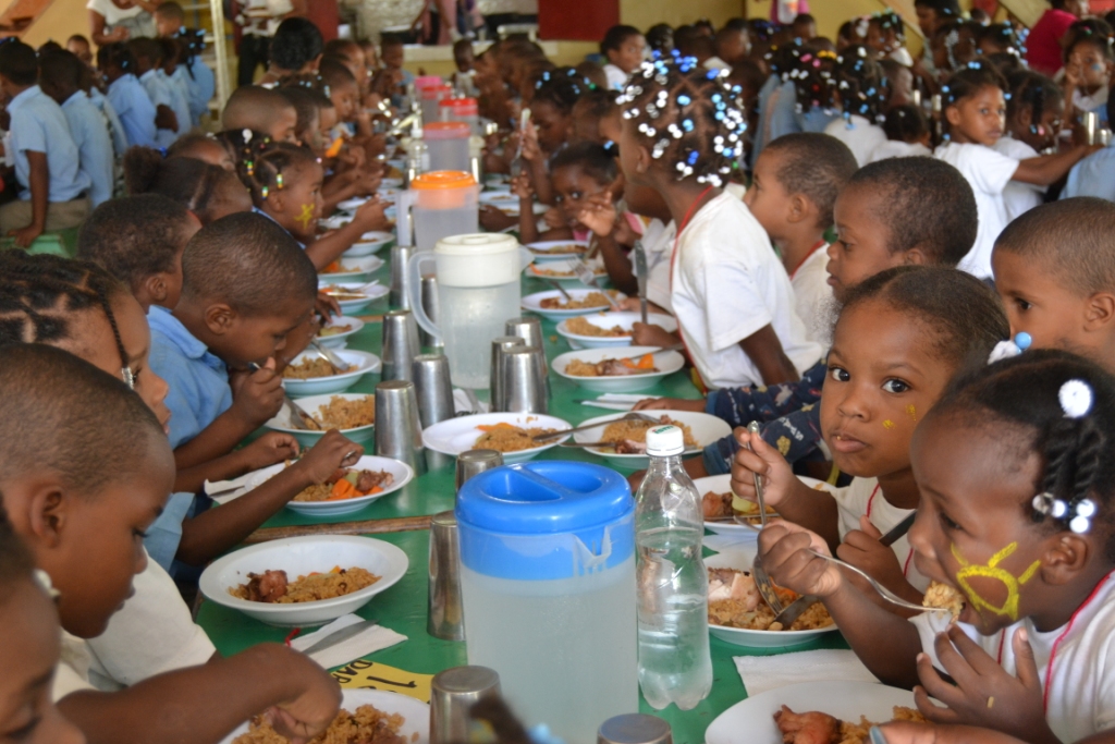 Students eating at Futuro Vivo