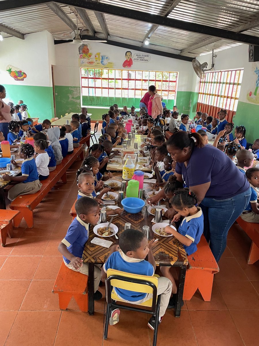 Students eating together in the Futuro Vivo dining hall